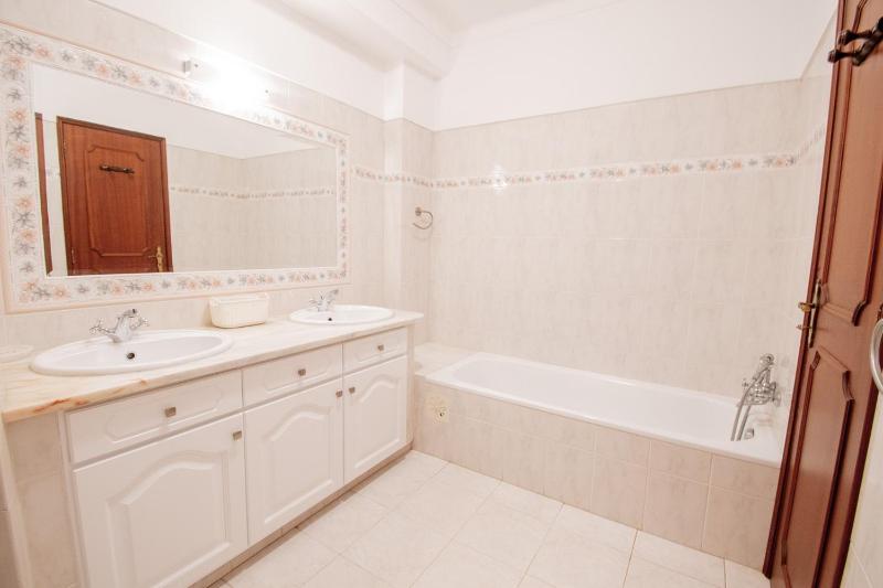 Casa Filipa Lower Floor - Charming 3-Bedroom Villa with Heated Pool - image 34