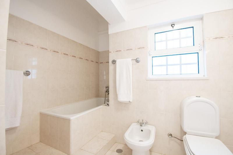 Casa Filipa Lower Floor - Charming 3-Bedroom Villa with Heated Pool - image 2