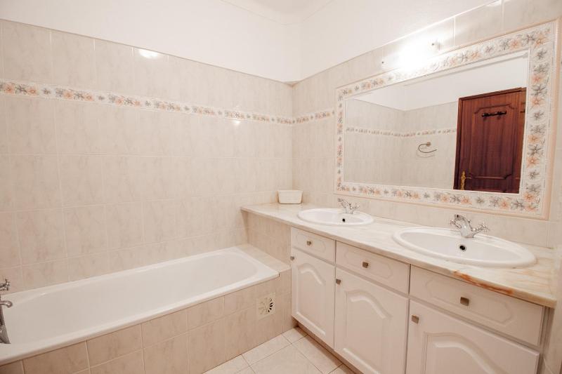 Casa Filipa Lower Floor - Charming 3-Bedroom Villa with Heated Pool - image 24