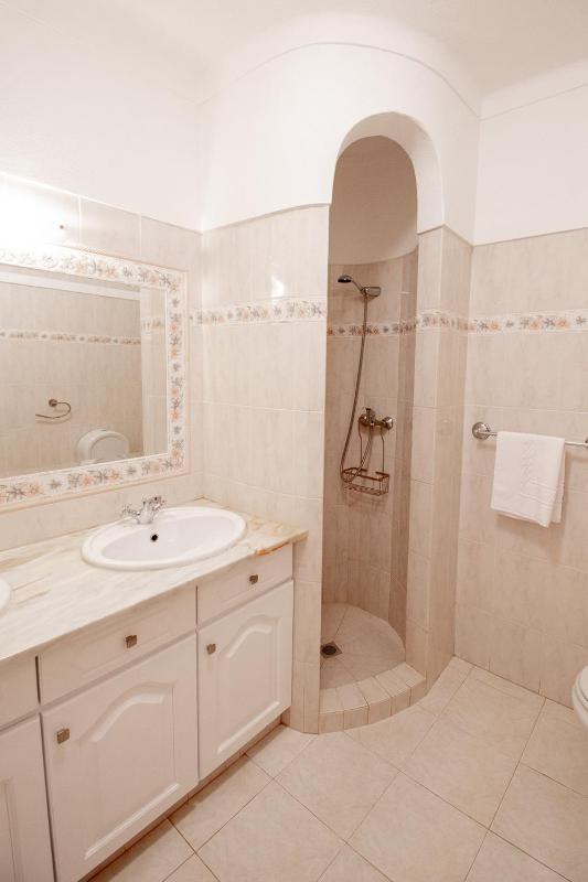 Casa Filipa Lower Floor - Charming 3-Bedroom Villa with Heated Pool - image 13