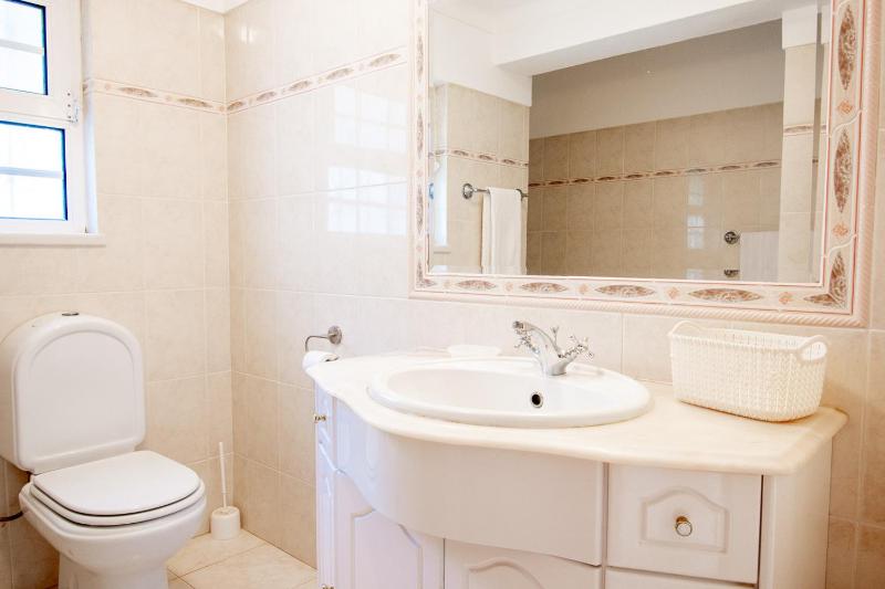 Casa Filipa Lower Floor - Charming 3-Bedroom Villa with Heated Pool - image 15