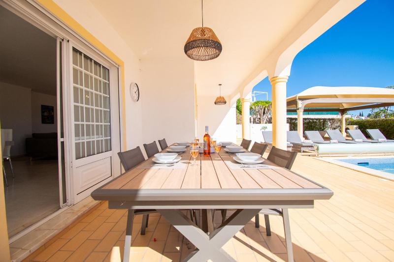 Casa Filipa Lower Floor - Charming 3-Bedroom Villa with Heated Pool - image 4