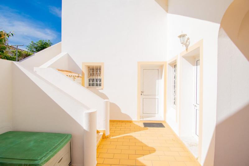 Casa Filipa Lower Floor - Charming 3-Bedroom Villa with Heated Pool - image 14