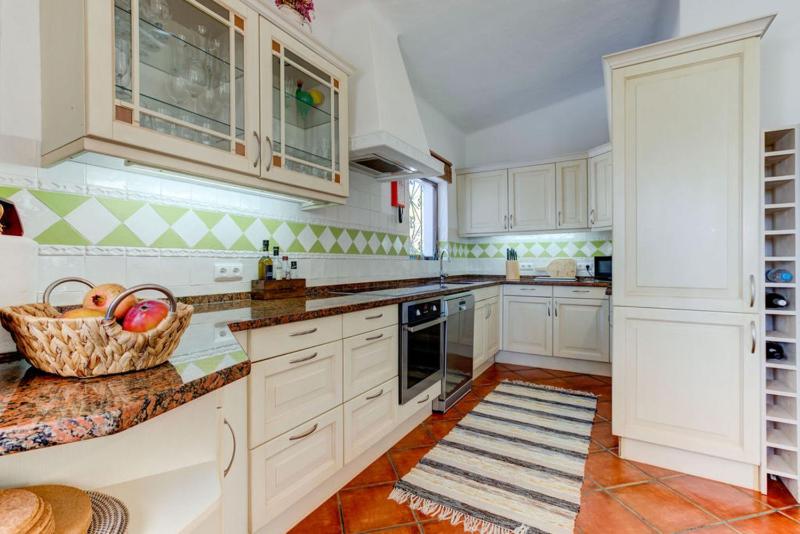 Villa Barlavento - Stunning 4-Bedroom Villa with Tennis Court - image 13