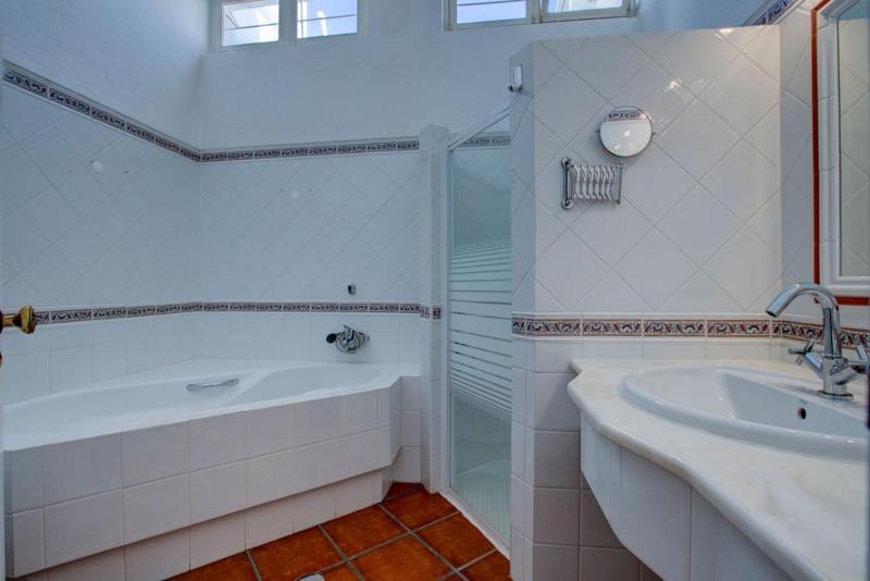 Villa Barlavento - Stunning 4-Bedroom Villa with Tennis Court - image 5