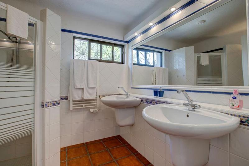 Villa Barlavento - Stunning 4-Bedroom Villa with Tennis Court - image 14