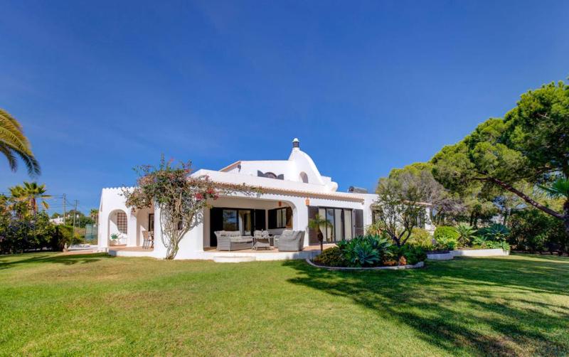 Villa Barlavento - Stunning 4-Bedroom Villa with Tennis Court - image 17