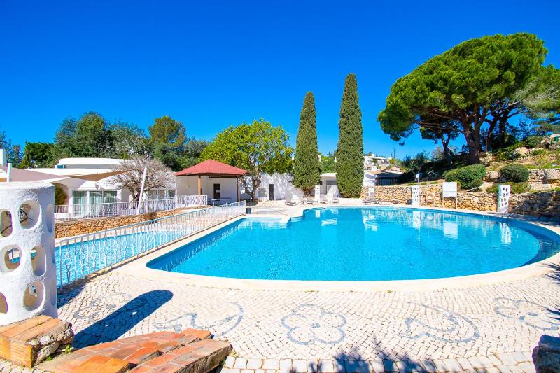 C65 Quinta do Paraiso - Charming 2-Bedroom Bungalow - image 14