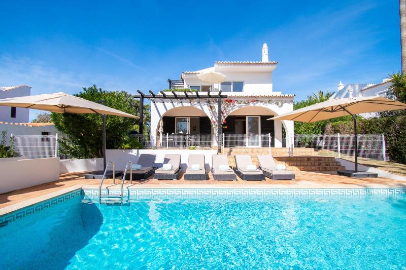 Casa Miguel - Family-Friendly 3-Bedroom Villa with Private Pool - image 1