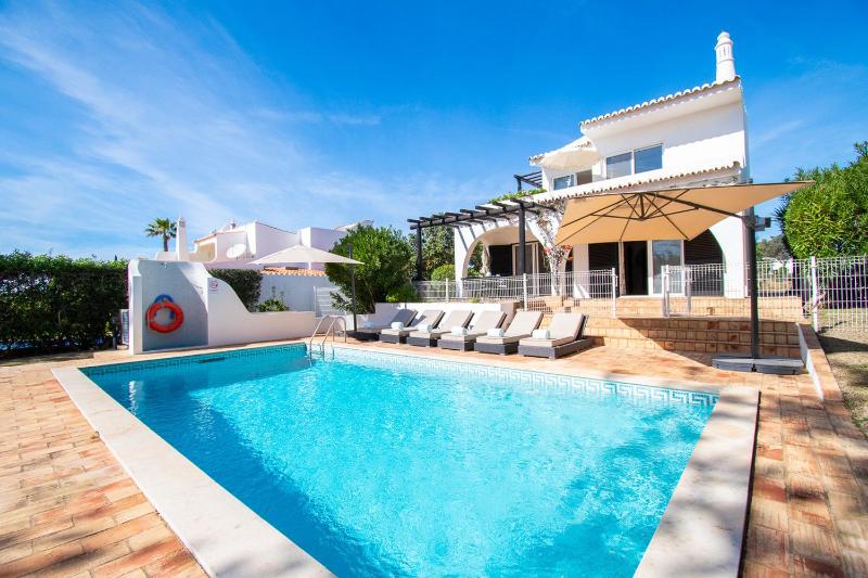 Casa Miguel - Family-Friendly 3-Bedroom Villa with Private Pool - image 3
