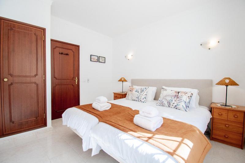Casa Filipa Full house - Spacious Villa with Private Pool & Jacuzzi - image 8