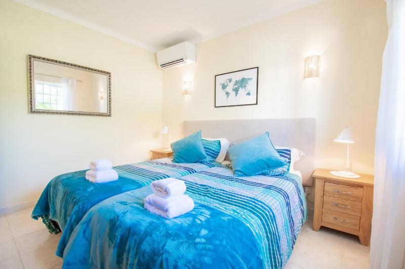 Casa Filipa Full house - Spacious Villa with Private Pool & Jacuzzi - image 16