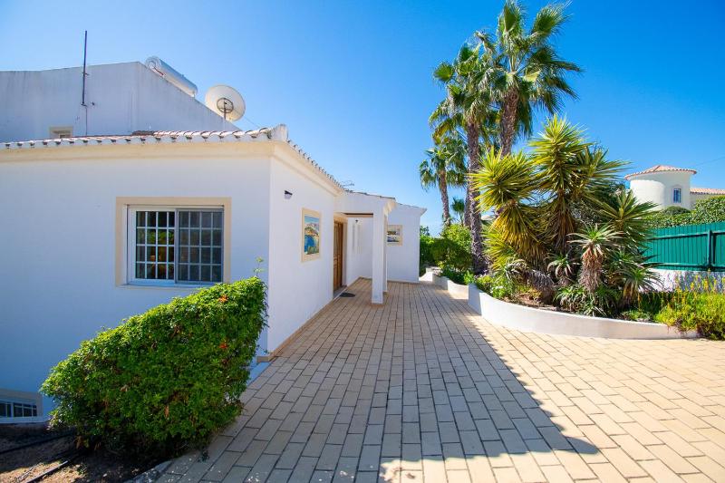 Casa Filipa Full house - Spacious Villa with Private Pool & Jacuzzi - image 17