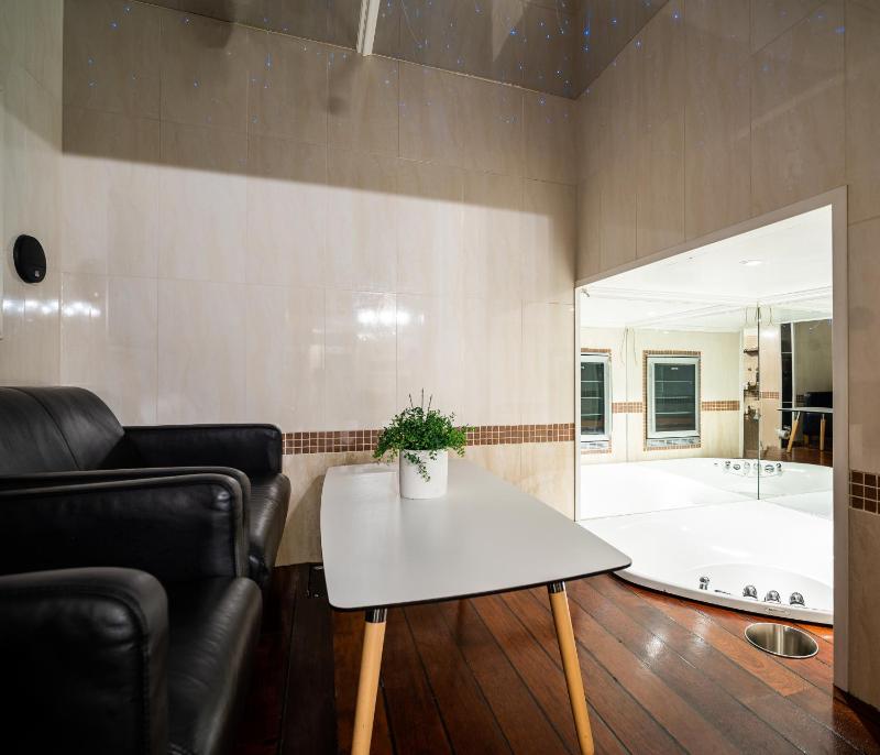 Two-Bedroom Deluxe Apartment with Ocean View image 1