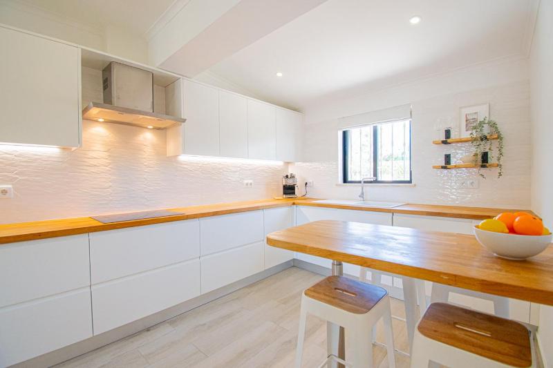 Casa Mel - Stylish 3-Bed Townhouse with Pool - image 14