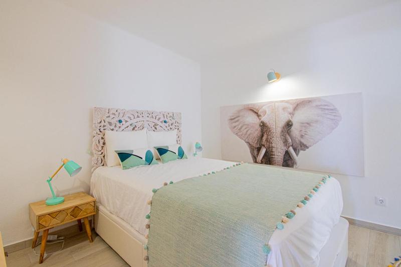 Casa Mel - Stylish 3-Bed Townhouse with Pool - image 3