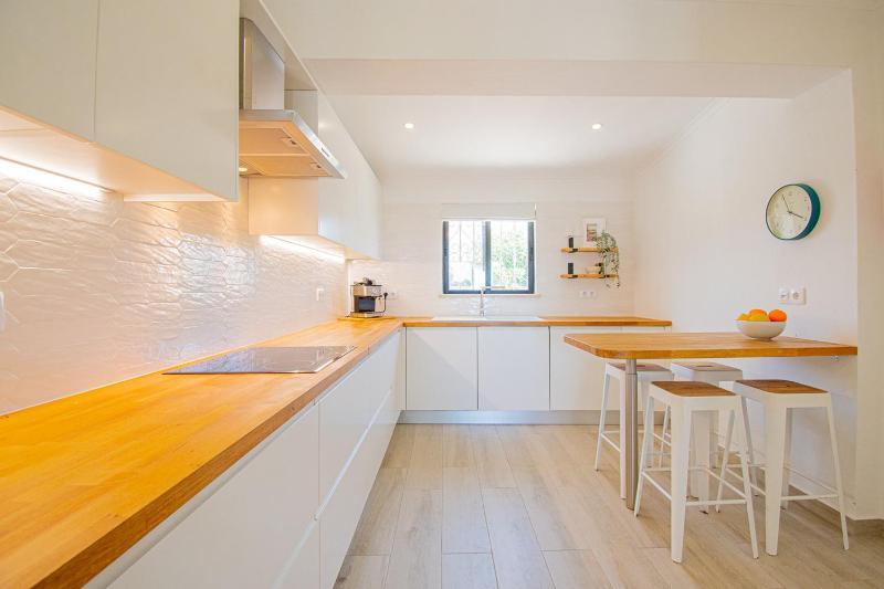 Casa Mel - Stylish 3-Bed Townhouse with Pool - image 6