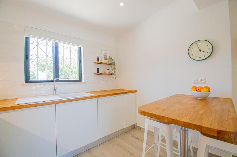 Casa Mel - Stylish 3-Bed Townhouse with Pool - image 45
