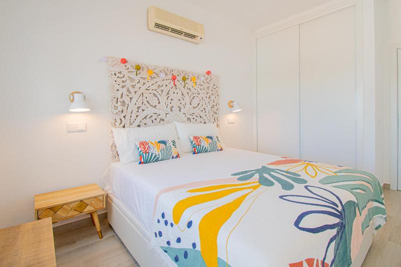 Casa Mel - Stylish 3-Bed Townhouse with Pool - image 36
