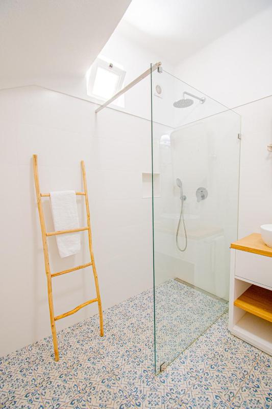 Casa Mel - Stylish 3-Bed Townhouse with Pool - image 22