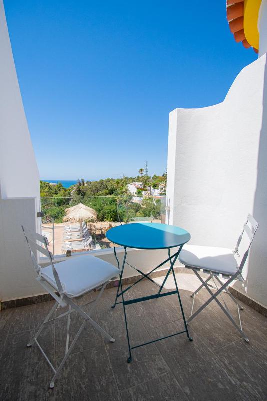 Casa Mel - Stylish 3-Bed Townhouse with Pool - image 17