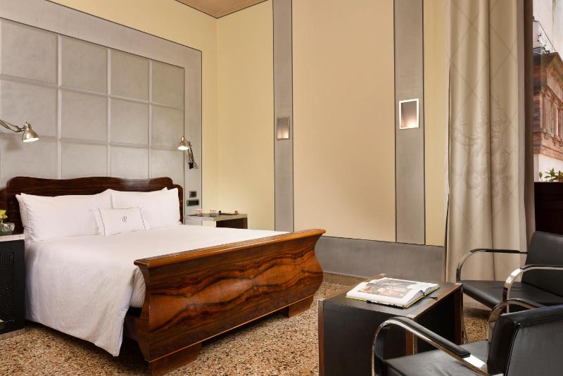 Deluxe Double Room image 3