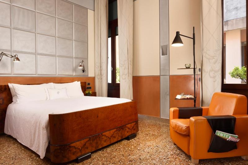 Deluxe Double Room image 2