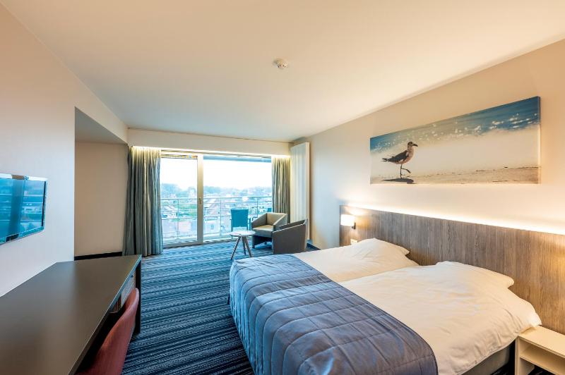 Twin Room with City View image 1