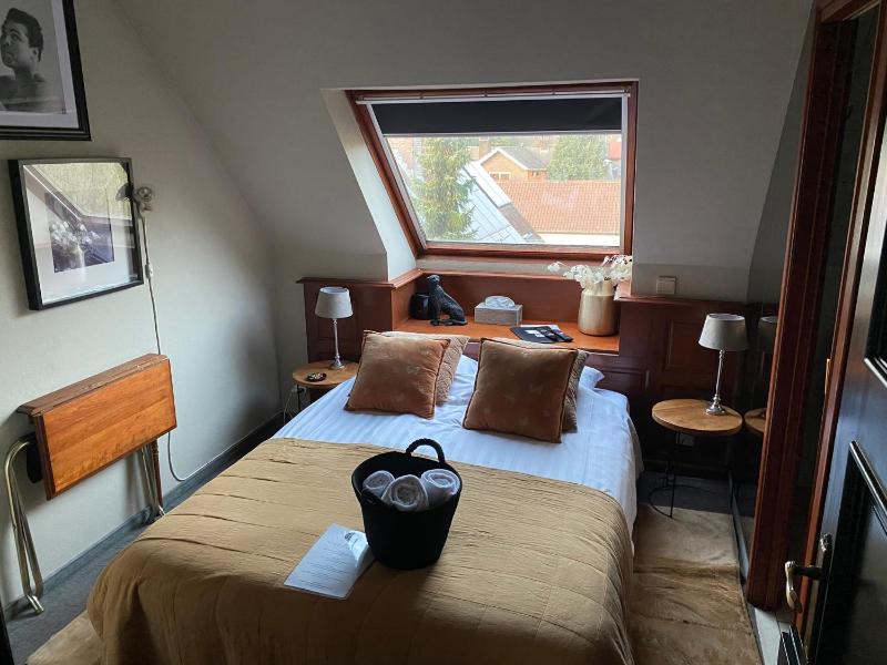 Small Double Room image 1