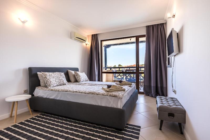 Apartment with Partial Sea View image 4