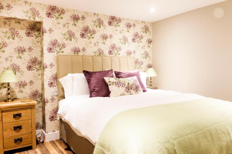 Superior King Room image 3
