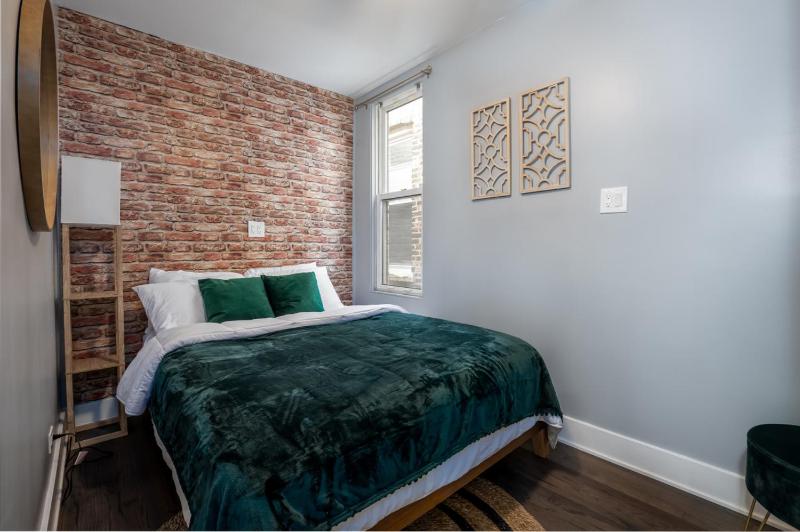 Cute and Cozy Chicago Modern Condo - image 7