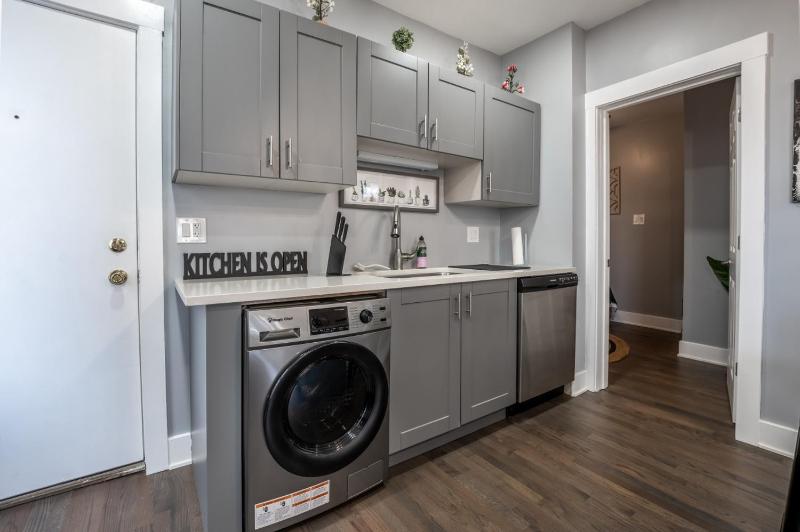 Cute and Cozy Chicago Modern Condo - image 11