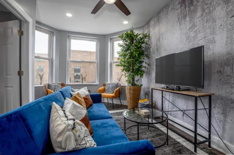 Cute and Cozy Chicago Modern Condo - image 6