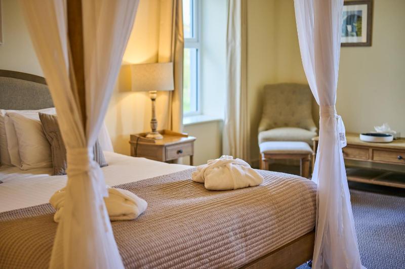 Executive Four Poster Suite image 4