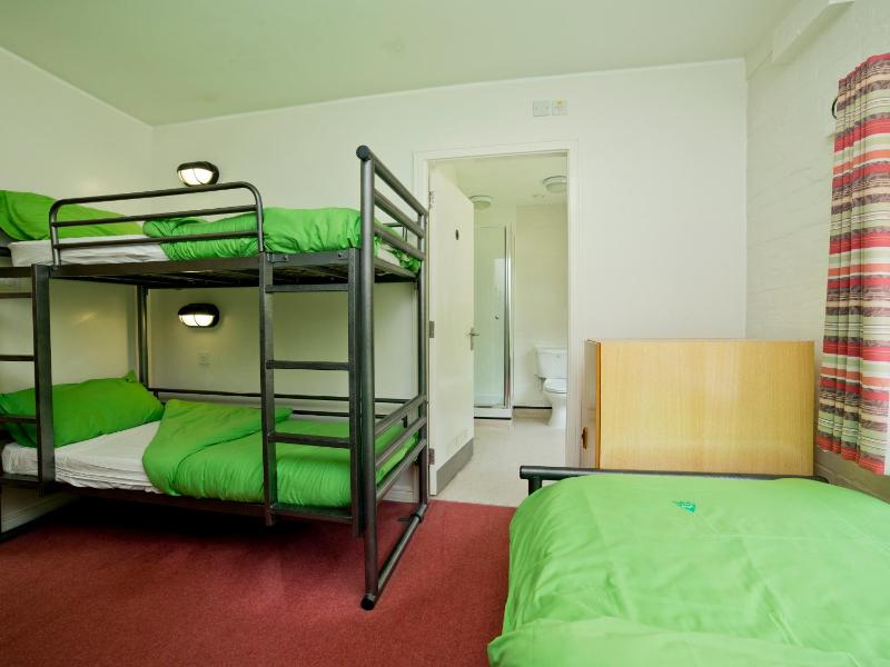 Triple Room with Shared Bathroom image 3