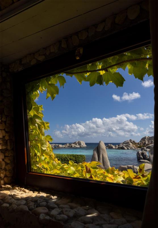 Deluxe Suite with Terrace and Sea View image 2