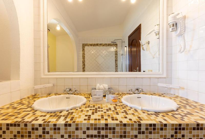 Deluxe Double Room with Balcony and Sea View image 3