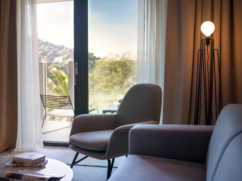 Executive Suite with Balcony image 2