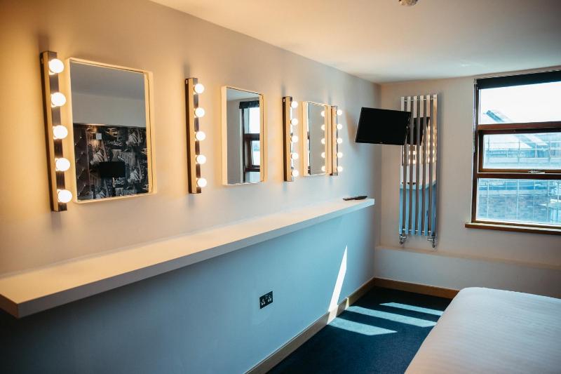 Large Superior 2 Bedroom Apartment image 3