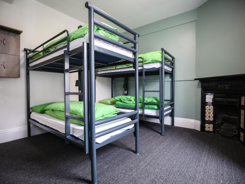 Triple Room with Shared Bathroom image 2