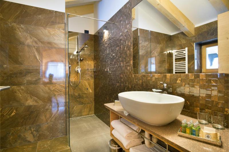 Superior Double Room with Balcony image 3