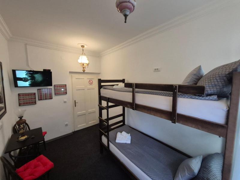 Twin Room with Shared Bathroom image 4