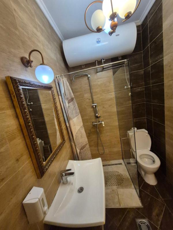 Single Room with Shared Bathroom image 3
