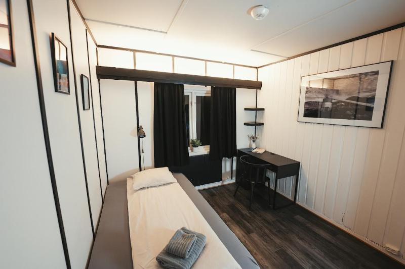 Single Room with Shared Bathroom image 3