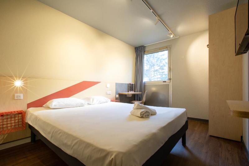 Triple Room with One Double Bed and One Single Bed image 2