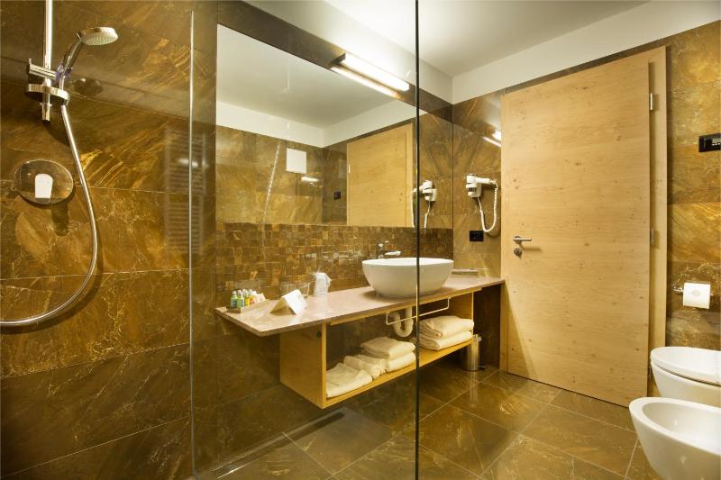 Superior Double Room with Balcony image 1