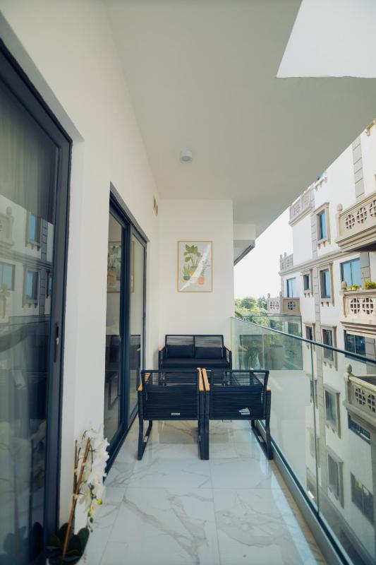 Essence 1 BDRM Luxury Apt - image 2
