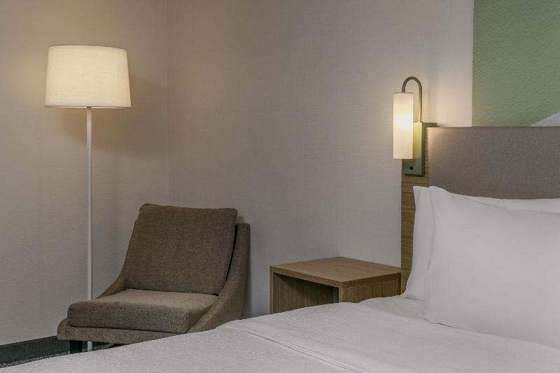 King Room with Mobility Accessible Tub image 3
