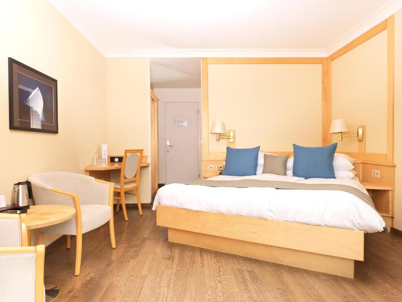 Double Room with Mountain View and Balcony image 3